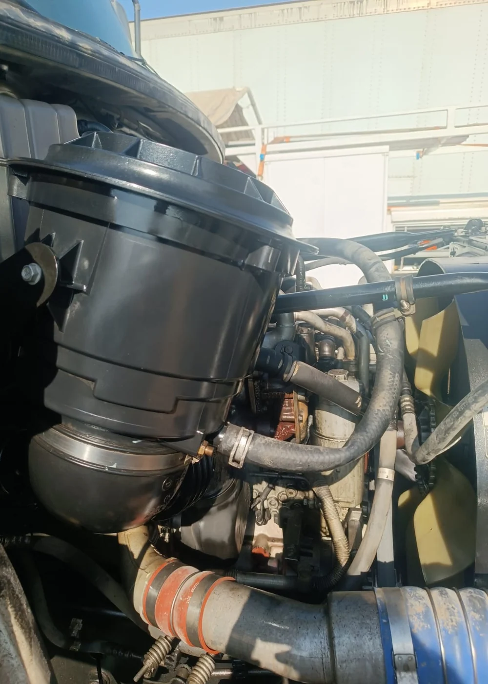 Revisión profesional de motor diésel en un vehículo de carga