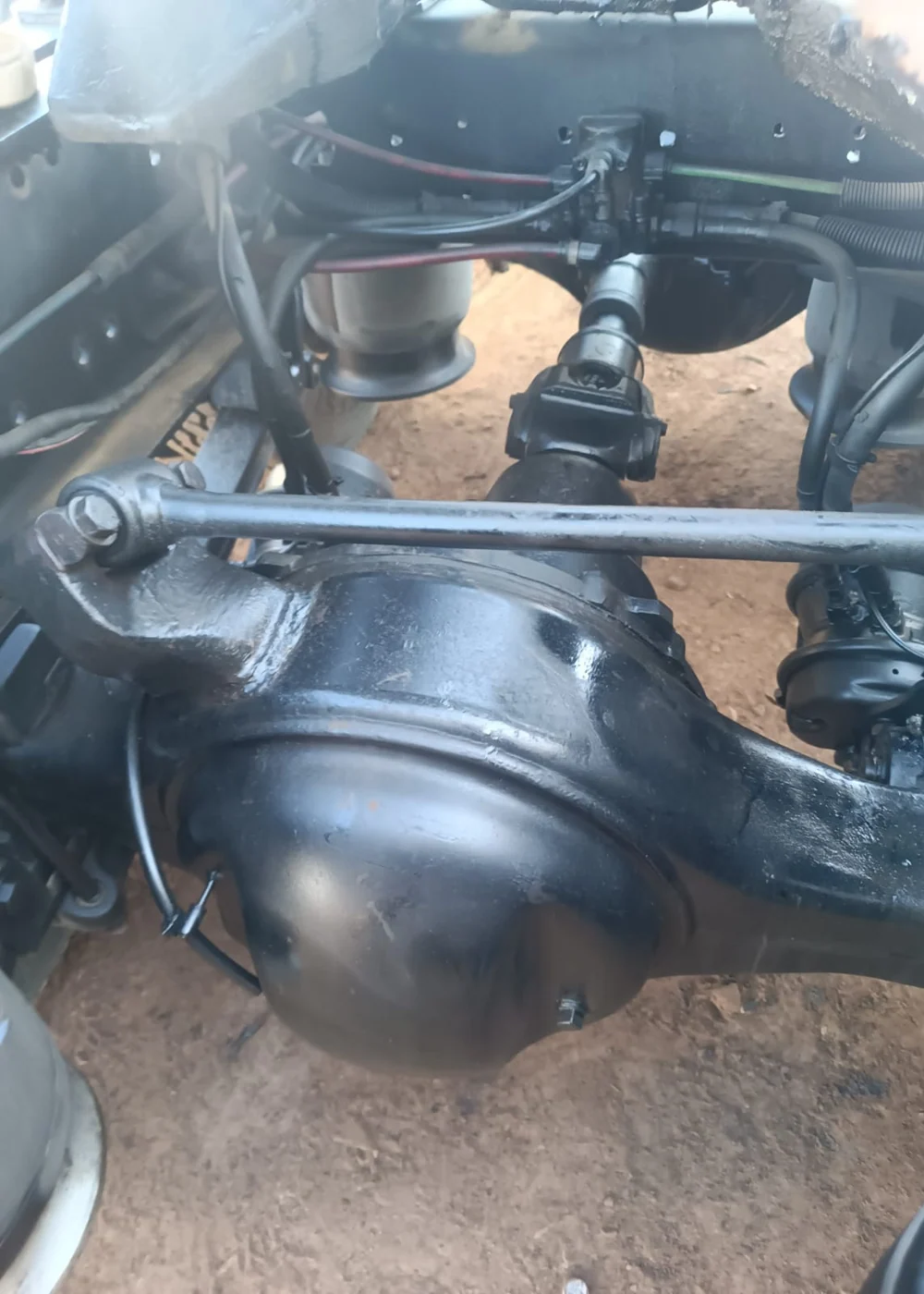 Componente de tren motriz durante una reparación de vehículo pesado